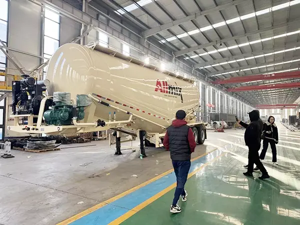 Bienvenido a los clientes de Kazajstani para visitar el taller de semi de remolques de tanque de cemento a granel