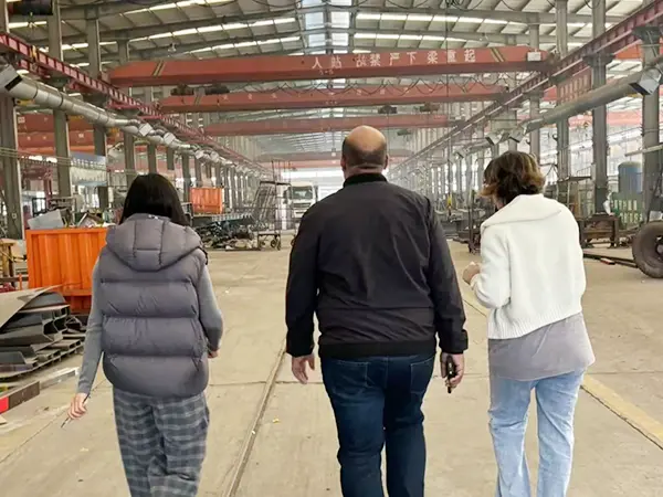 Bienvenido a los clientes argelinos para visitar el taller de semi de semi de plana baja