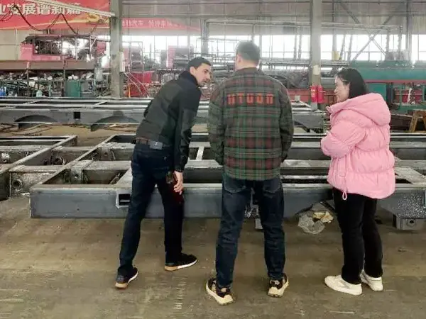 Bienvenido a los clientes para visitar el taller de semi de semi de plano
