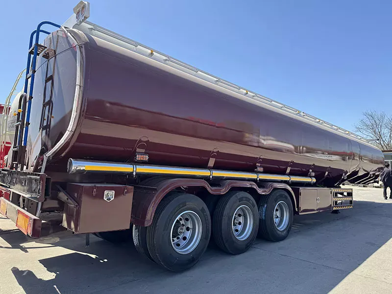 Los clientes de Mali compraron 15 semirremolques de tanques de petróleo para el transporte transfronterizo de petróleo refinado de nuestra empresa.