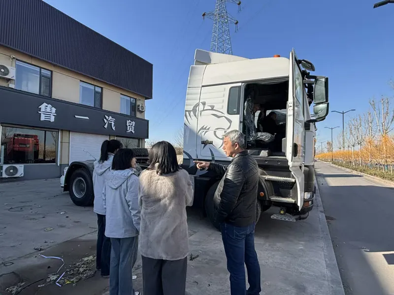 El cliente nigeriano compra tractor y columna de semirremolque plano para el patio de tala
