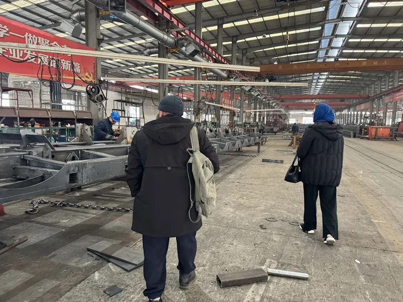 Cliente de Kazajstán comprado semirrailer de Luyi de Luyi