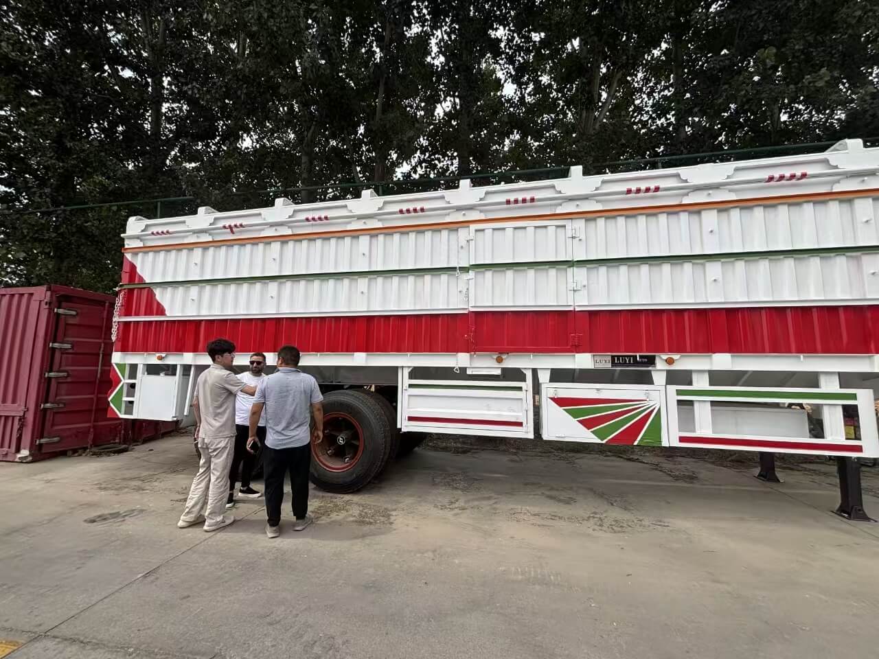 Los clientes sudaneses visitaron la compañía Lu Yi para comprar vehículos de suspensión lateral de 2 ejes de 2 ejes