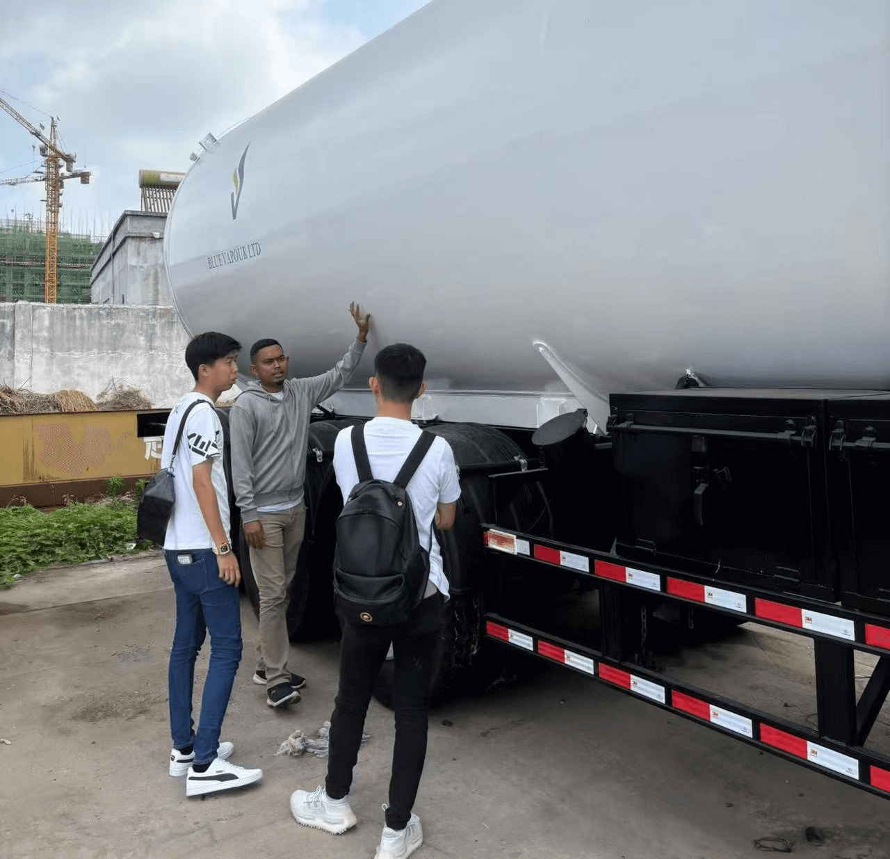 Los clientes de Liberia visitaron la fábrica de Luyi y compraron semi remolques de tres del tanque de aceite de eje.