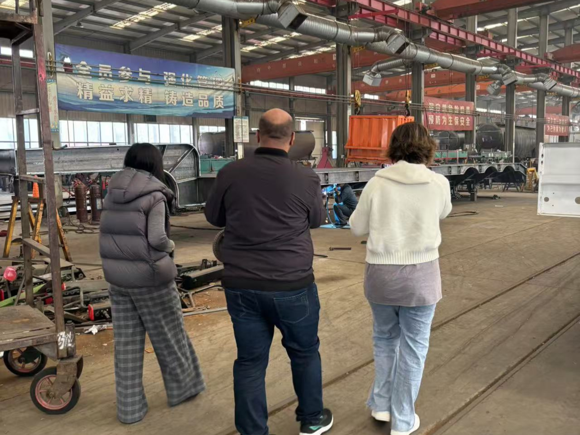 Los clientes de Argelia visitaron la fábrica de Luyi y compraron un remolque de tres ejes plano de tres ejes.