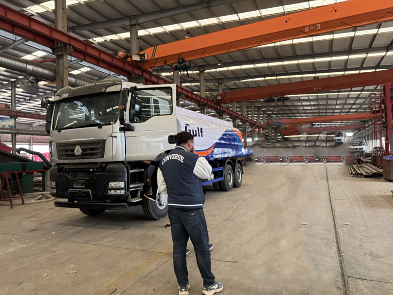 Luyi Factory da la bienvenida a los clientes kirguís. Después de una inspección in situ, la compra del camión cisterna de petróleo se completa con éxito