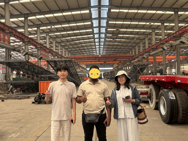 Luyi Factory da la bienvenida con alegría a los clientes de Tanzania, profundizando la cooperación y los intercambios de equipos entre China y África
