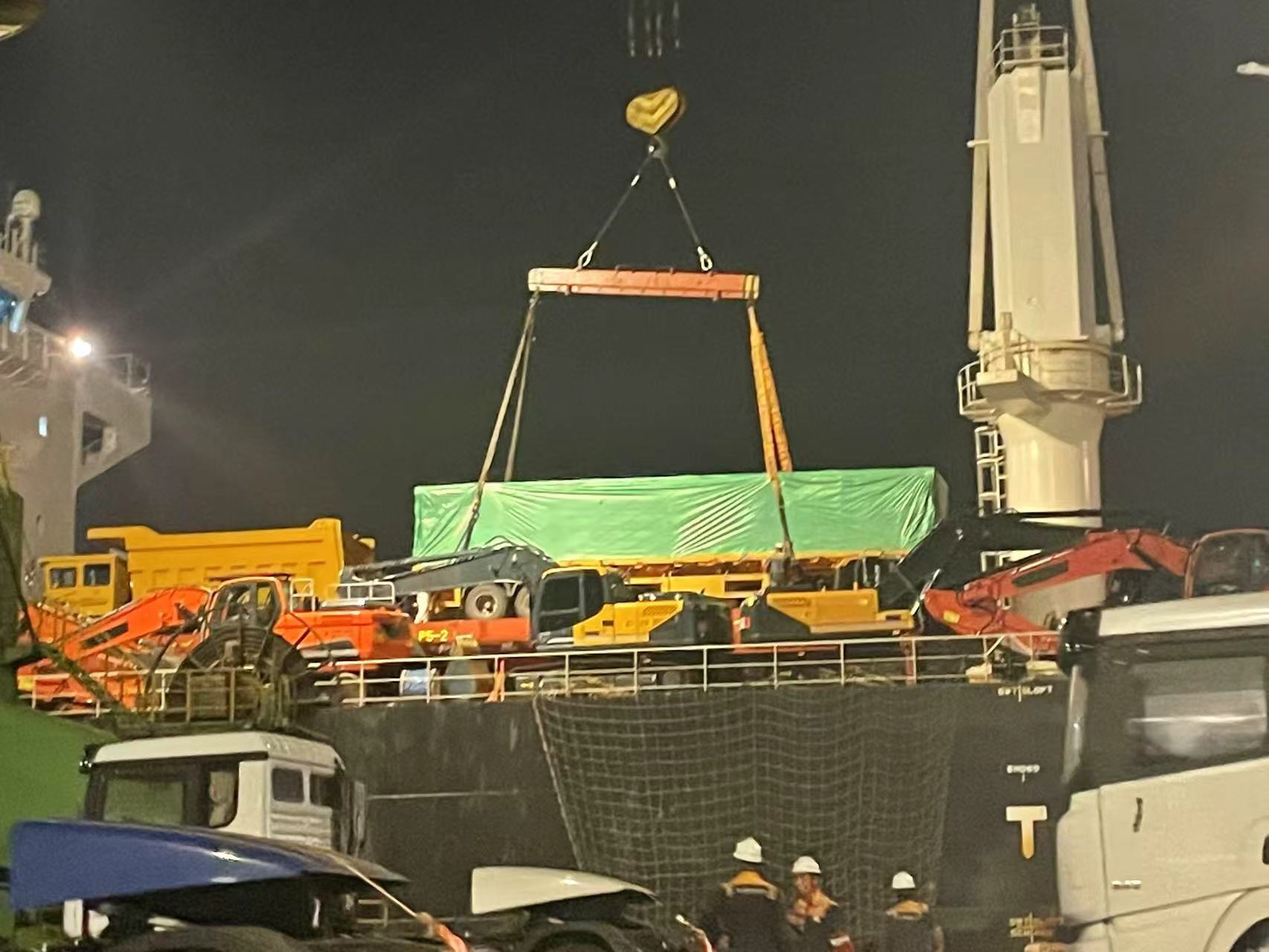 ¡Zarpe hacia Ghana! Tres semirremolques planos de LuYi cargados con éxito en el barco