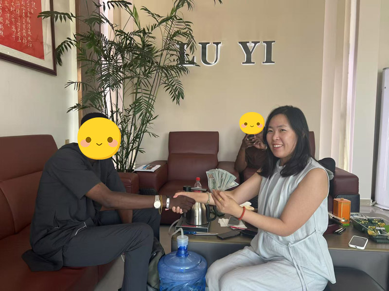 Los clientes nigerianos visitaron LuYi y firmaron un contrato, inaugurando un nuevo capítulo en la cooperación con semirremolques.