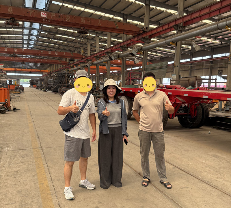 Los clientes kazajos realizaron una visita a la fábrica de Luyi y se finalizó el contrato del semirremolque de plataforma.