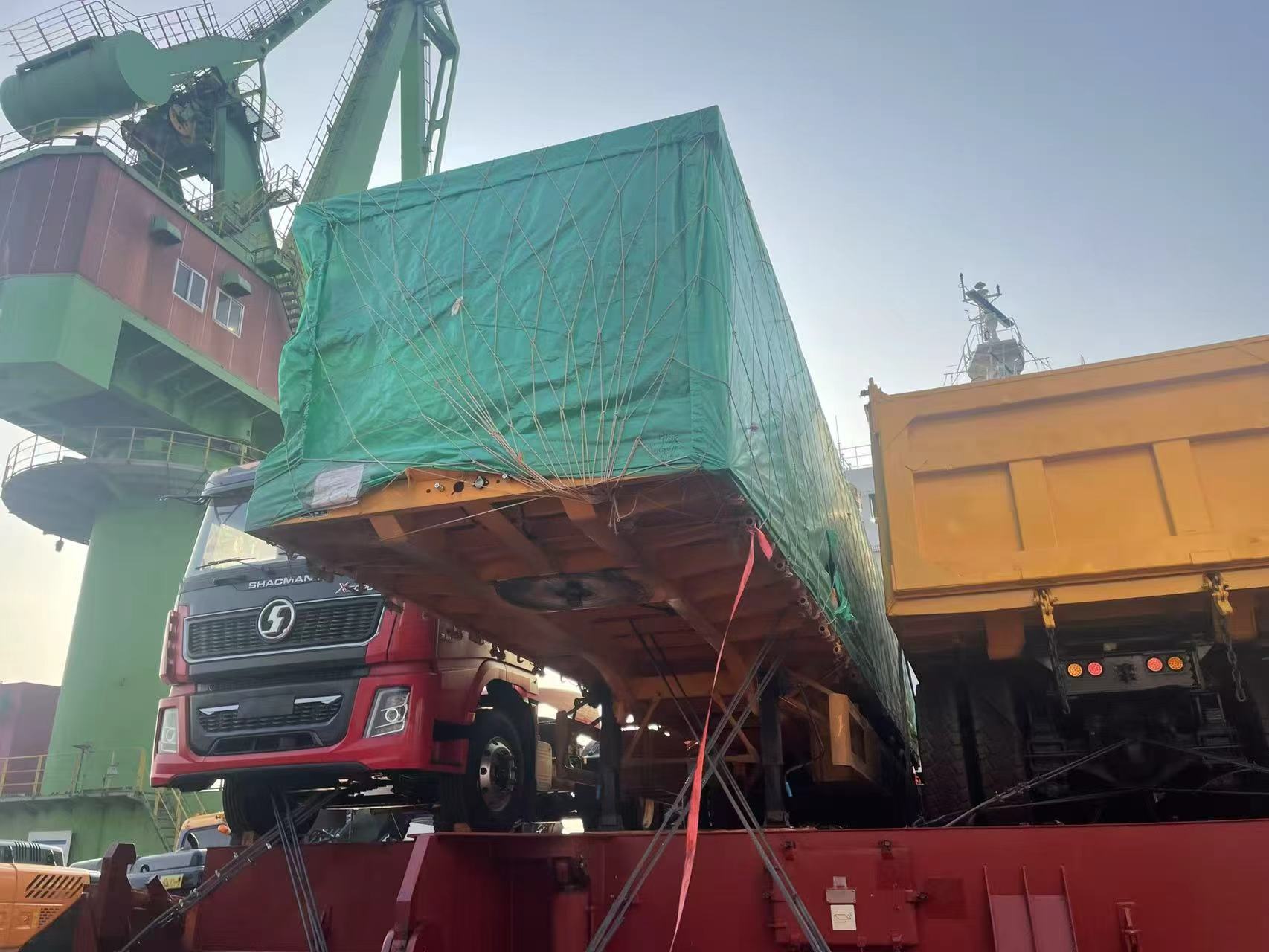 ¡Nueva orden de transporte transfronterizo! El semirremolque de plataforma plana Luyi de 3 ejes y 4 pies zarpa hacia Kazajstán