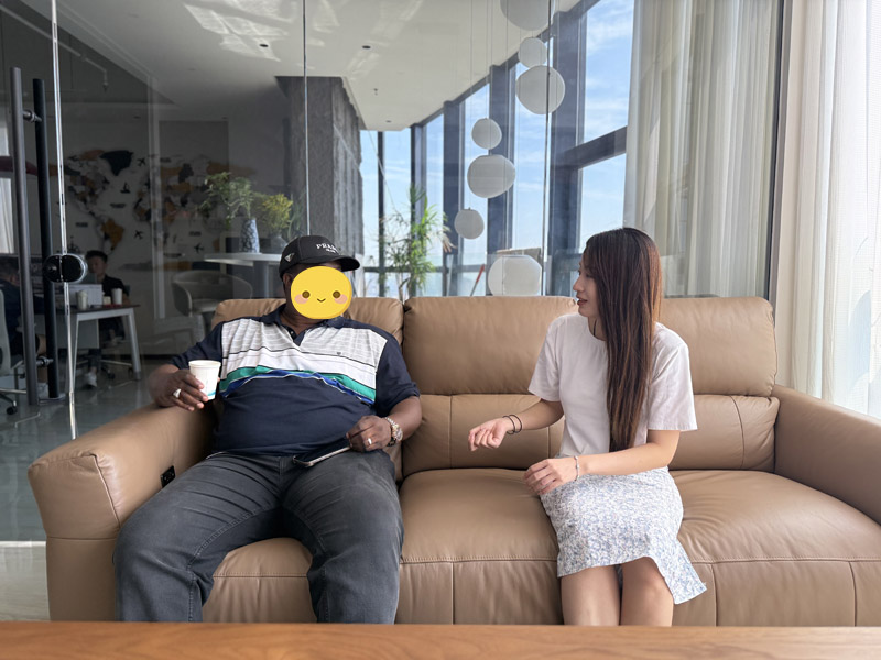 Clientes de Kirguistán visitan la fábrica de Lu Yi y firman con éxito un contrato para semirremolques de plataforma de cuatro ejes