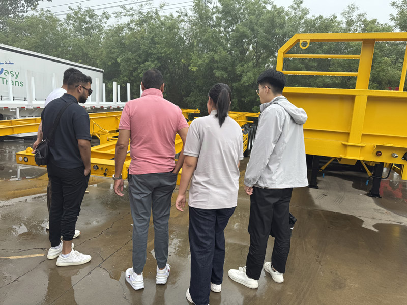 La fábrica de Luyi recibe a comerciantes sudafricanos y los semirremolques de plataforma atraen intenciones de cooperación