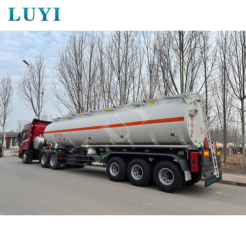 El semirremolque cisterna de petróleo Luyi de 3 ejes y 3.000 litros se envía a Senegal para ayudar al transporte de energía local