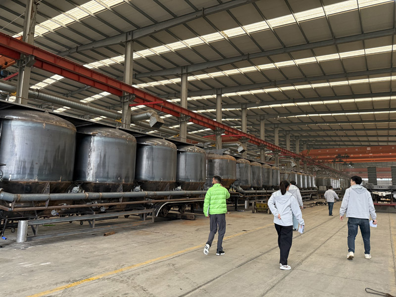 Delegación etíope inspecciona semirremolques cisterna de petróleo de 30.000 litros y negocia detalles de cooperación