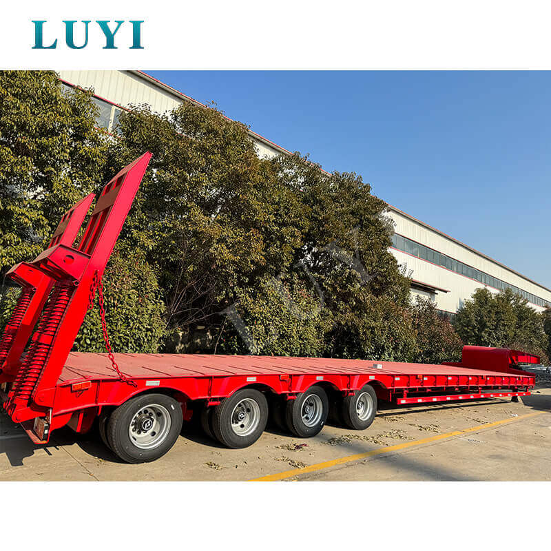 ¡La fábrica Lu Yi da la bienvenida a distinguidos invitados de Camerún! Los semirremolques de plataforma baja de cuatro ejes garantizan pedidos en el extranjero
