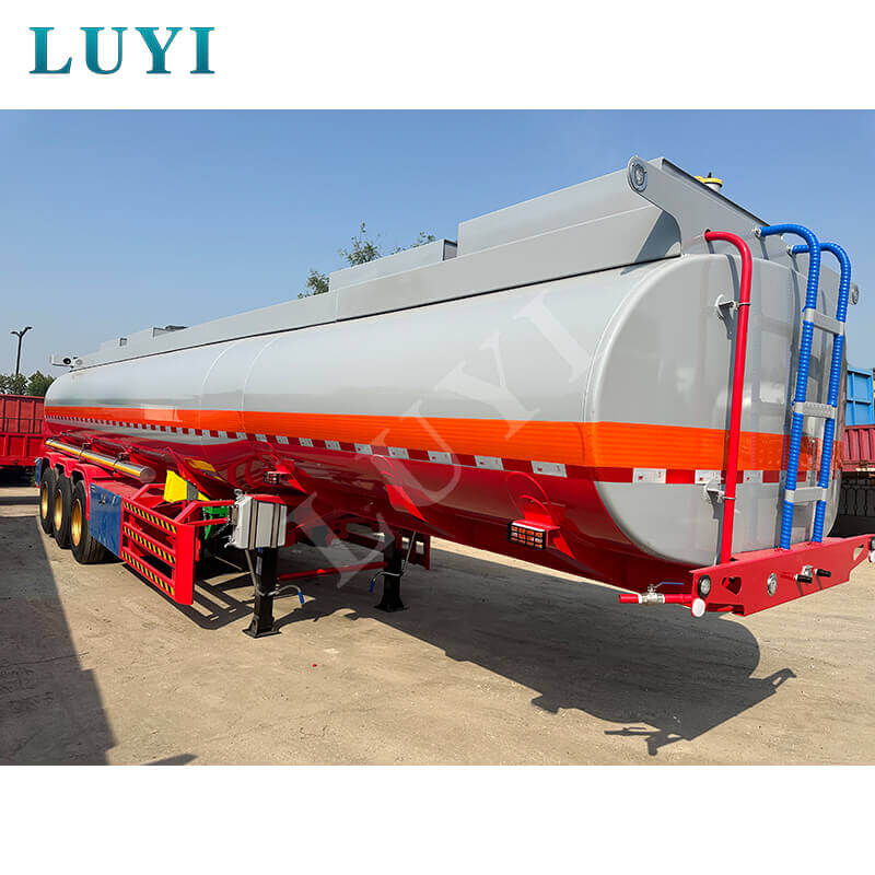 La fábrica de Luyi da la bienvenida a los invitados congoleños y el semirremolque cisterna de 35.000 litros impulsa la cooperación logística entre China y África