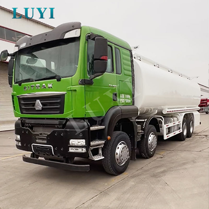 Guía de compra de camión cisterna de combustible Sinotruk SITRAK 8 × 4 30000L para proyectos de reabastecimiento de combustible móvil, diésel y gasolina