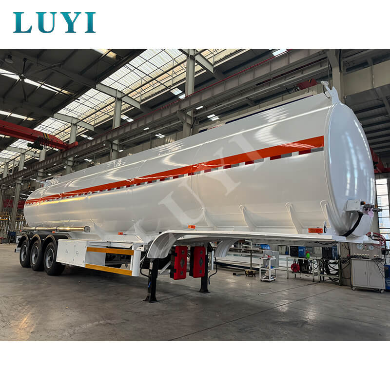 Semirremolque con tanque de aceite de acero al carbono de 3 ejes, 60 toneladas y 45 000 litros Semirremolque con tanque de aceite de acero al carbono de 3 ejes, 60 toneladas y 45 000 litros