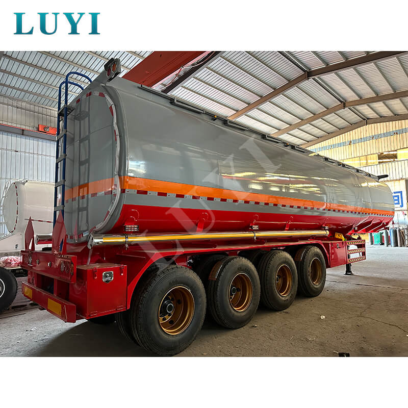 Clientes de Botswana visitan nuestra fábrica y expresan su intención de comprar camiones cisterna de combustible de 42.000 litros