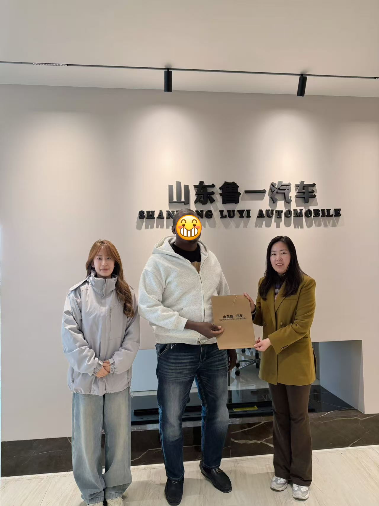 Desde la visita a la fábrica hasta la confirmación del pedido: cómo Luyi Auto se ganó la confianza de un cliente de Costa de Marfil para 4 camiones volquete de servicio pesado