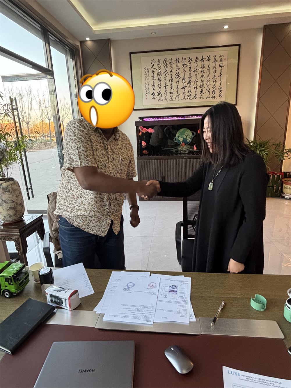 Cómo una empresa saudita de transporte pesado eligió a Luyi Auto para 3 remolques Lowboy personalizados después de una visita a la fábrica