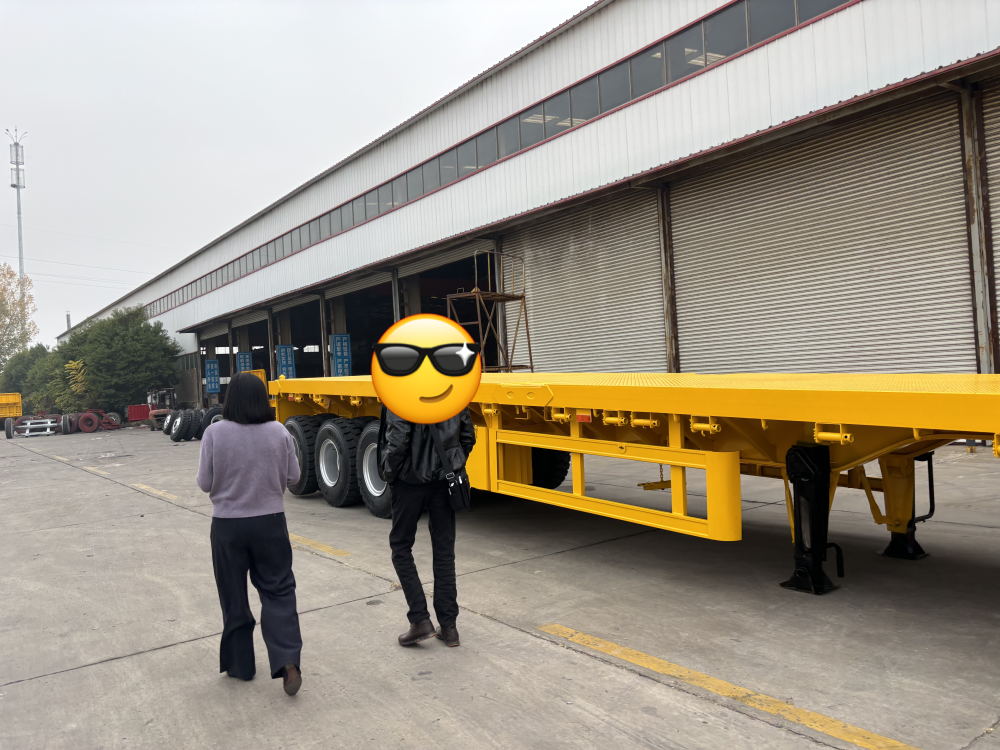 Cómo LUYI AUTO ayudó a una empresa de logística argelina a mejorar la eficiencia del transporte de equipos pesados con 8 remolques Lowboy de tres ejes personalizados Cómo LUYI AUTO ayudó a una empresa de logística argelina a mejorar la eficiencia del transporte de equipos pesados con 8 remolques Lowboy de tres ejes personalizados