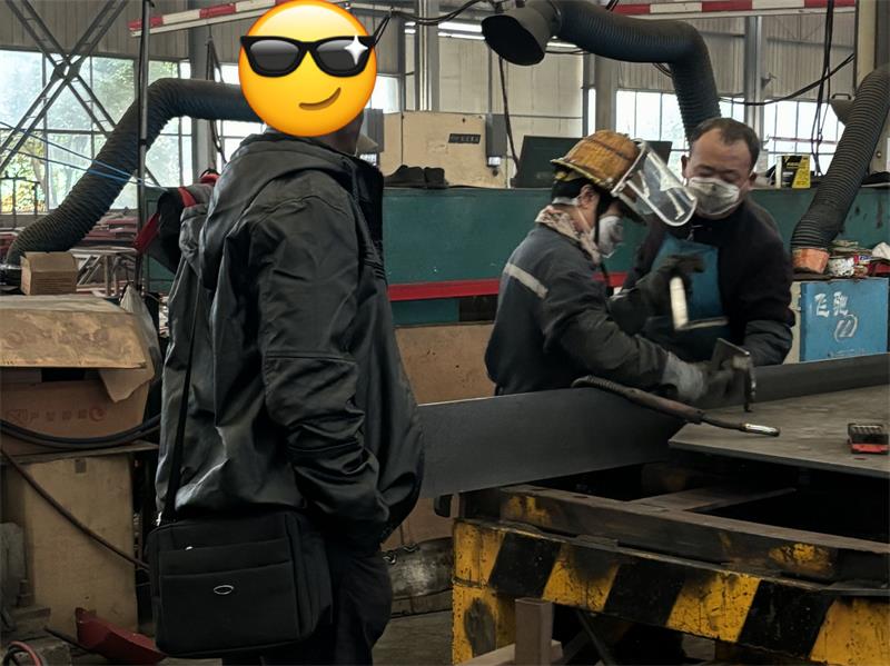 Cómo LUYI ayudó a un cliente de Comoros Logistics a mejorar la flexibilidad de la carga con 3 semirremolques de pared lateral de tres ejes Cómo LUYI ayudó a un cliente de Comoros Logistics a mejorar la flexibilidad de la carga con 3 semirremolques de pared lateral de tres ejes