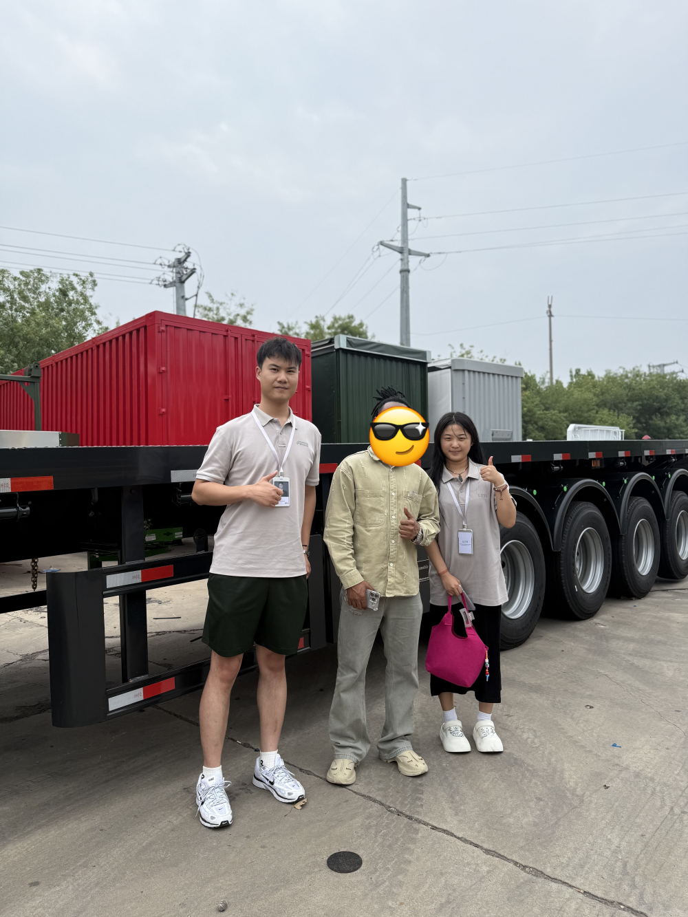 Un cliente de Swaziland Logistics visita Luyi Auto y solicita 3 remolques de plataforma negros personalizados para el transporte de carga por carreteras difíciles Un cliente de Swaziland Logistics visita Luyi Auto y solicita 3 remolques de plataforma negros personalizados para el transporte de carga por carreteras difíciles