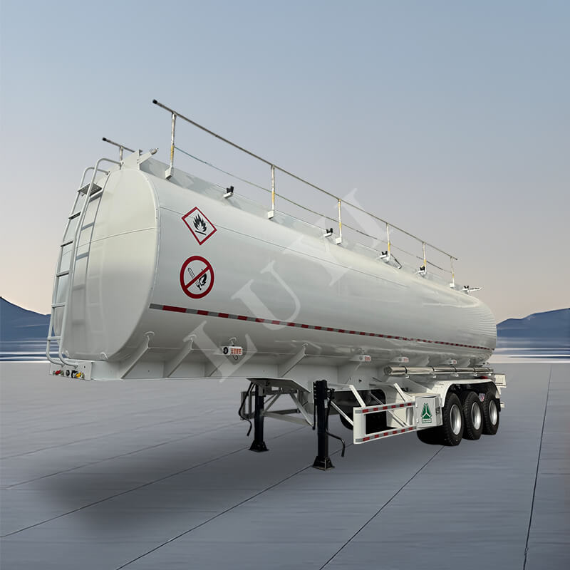 Semirremolque cisterna de aceite de tres ejes y 45 metros cúbicos